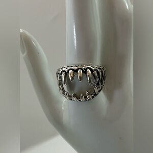 SILVER TONE FANG CANINE VAMPIRE TEETH RING SIZE 10 1/4 INCH